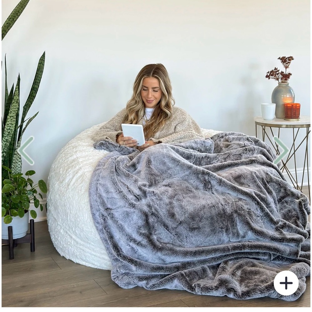New! Cordaroy’s Luxurious & Soft Gray XL Faux Chinchilla Fur Throw Blanket